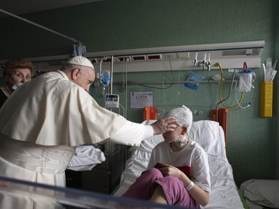 El Papa Francisco visita a los 19 niños ucranianos hospitalizados en Roma