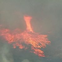 Logran captar en video un gigantesco “tornado de fuego” en California