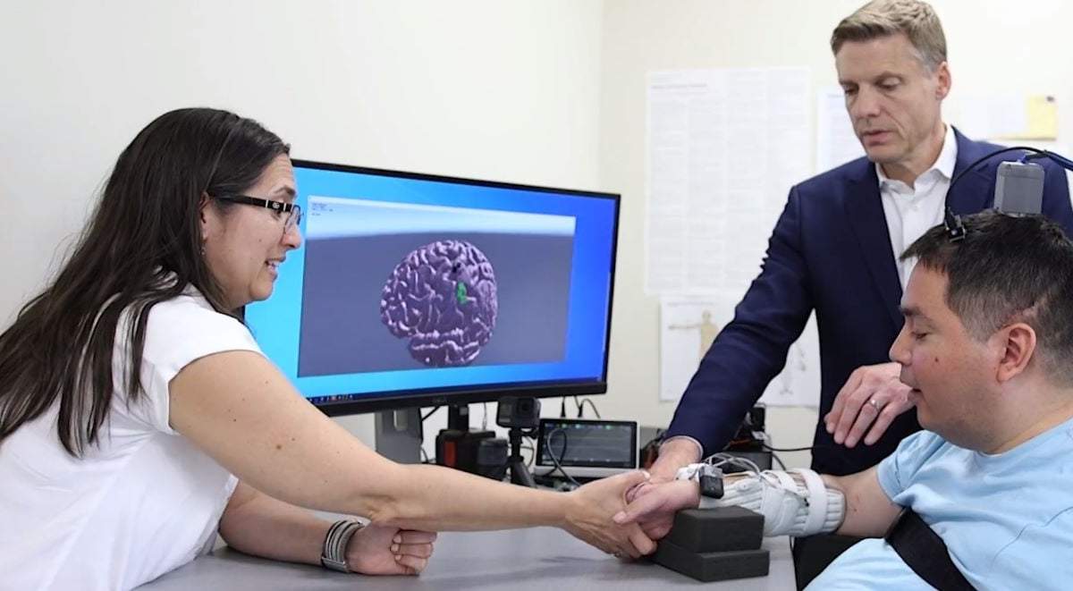 Keith Thomas, de 45 años, paralizado del pecho para abajo. Originario de Massapequa, Nueva York, es el primer humano al que se le aplica esa tecnología