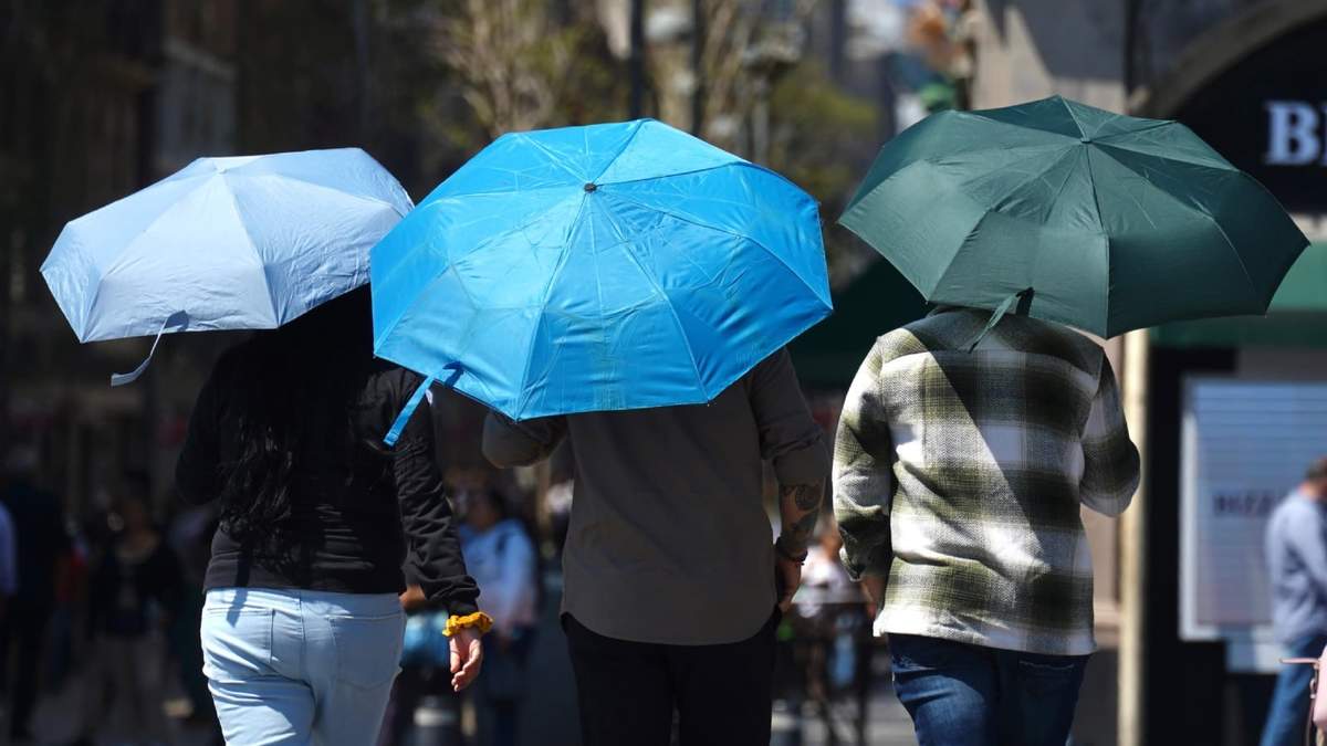 Se necesitarán sombrillas este fin de semana, ya sea para los embates de la lluvia o del calor