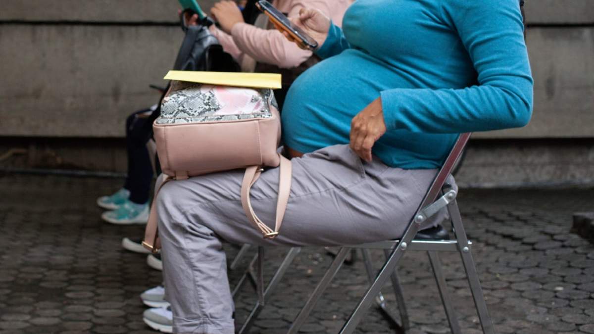 Una mujer embarazada