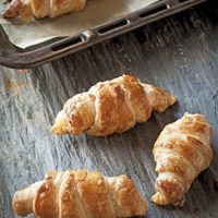 Rollitos hojaldrados: preparalos con jamón y queso que te sobró y una pascualina