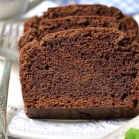 Cero excusas: el bizcocho de chocolate que podés preparar en tiempo récord y con lo que hay en casa