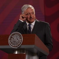 AMLO busca aumento salarial a maestros: "que nadie gane menos de 14 mil pesos"