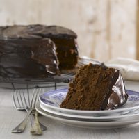 Torta ultra chocolatosa sin harina y sin azúcar y con 3 ingredientes: vas a delirar con esta receta súper fácil y tentadora