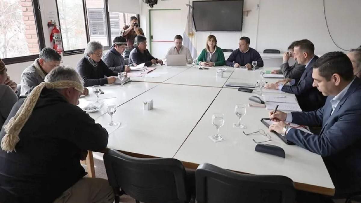 En la reunión, se definió que la Universidad Nacional del Comahue será veedora de las negociaciones entre el gobierno y las comunidades mapuches. Fuente: (Neuquén Informa)
