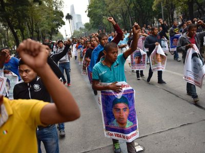 Claman justicia por normalistas de Ayotzinapa desaparecidos hace 35 meses