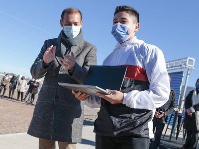 Omar Gutiérrez entregó computadoras de la Fundación YPF a estudiantes neuquinos