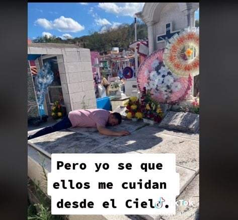 Migrante visita tumba de abuelos