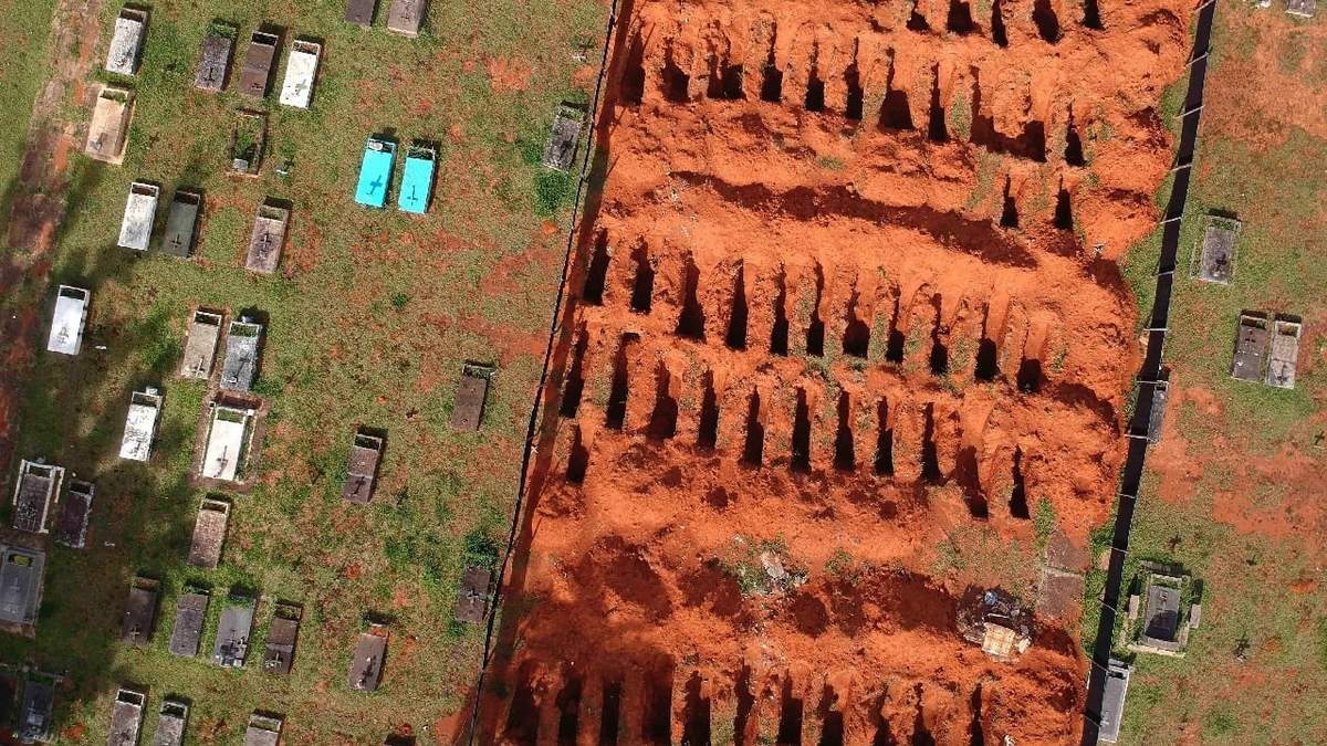 Tumbas recién hechas en Brasil