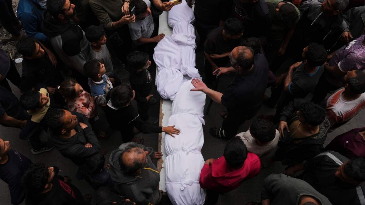 Parientes lloran sobre los cuerpos de miembros de las familias Jalis y Al-Sharbasi, asesinados en un ataque aéreo israelí en la escuela de Yaffa en Ciudad de Gaza, el miércoles 23 de abril de 2025