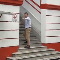 César Yáñez regresa a la oficina de la transición y dice... "¡Hola!"