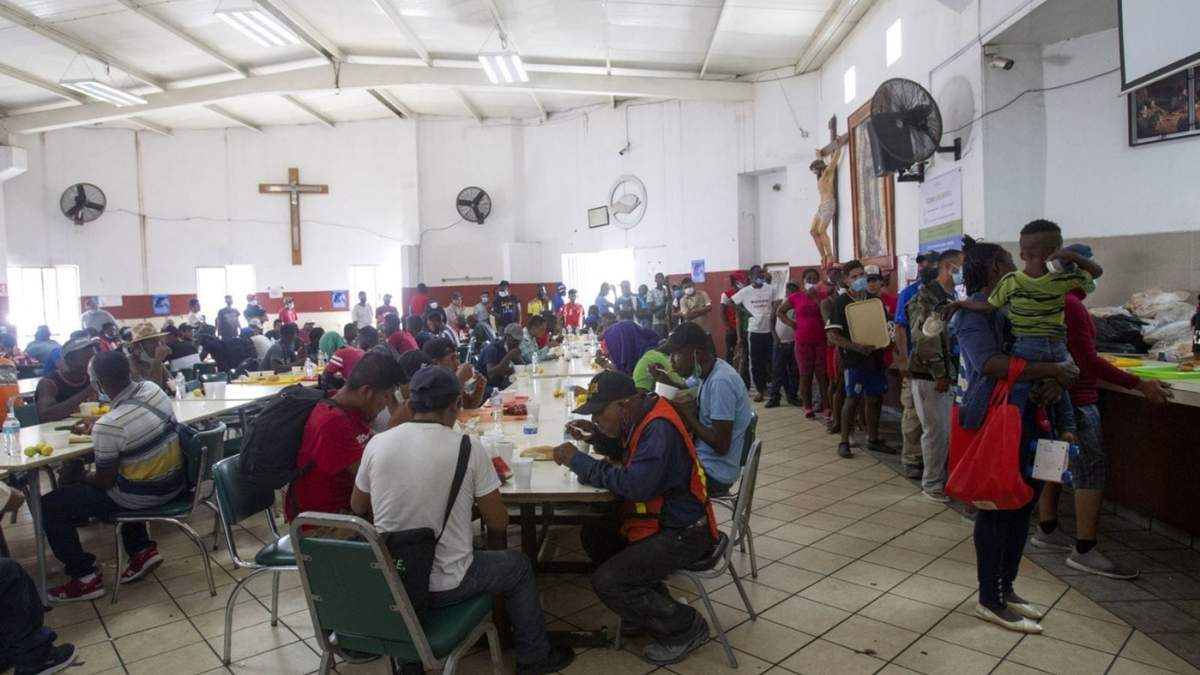 Haitianos que llegaron a Monterrey permanecen en los albergues, así como buscan la posibilidad de conseguir permisos para quedarse en México y poder trabajar en la zona metropolitana