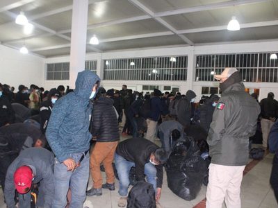 Interceptan 143 migrantes centroamericanos hacinados en un camión en Oaxaca