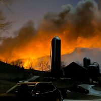Desalojan población en Ohio tras descarrillamiento de tren y fuerte incendio (Videos)