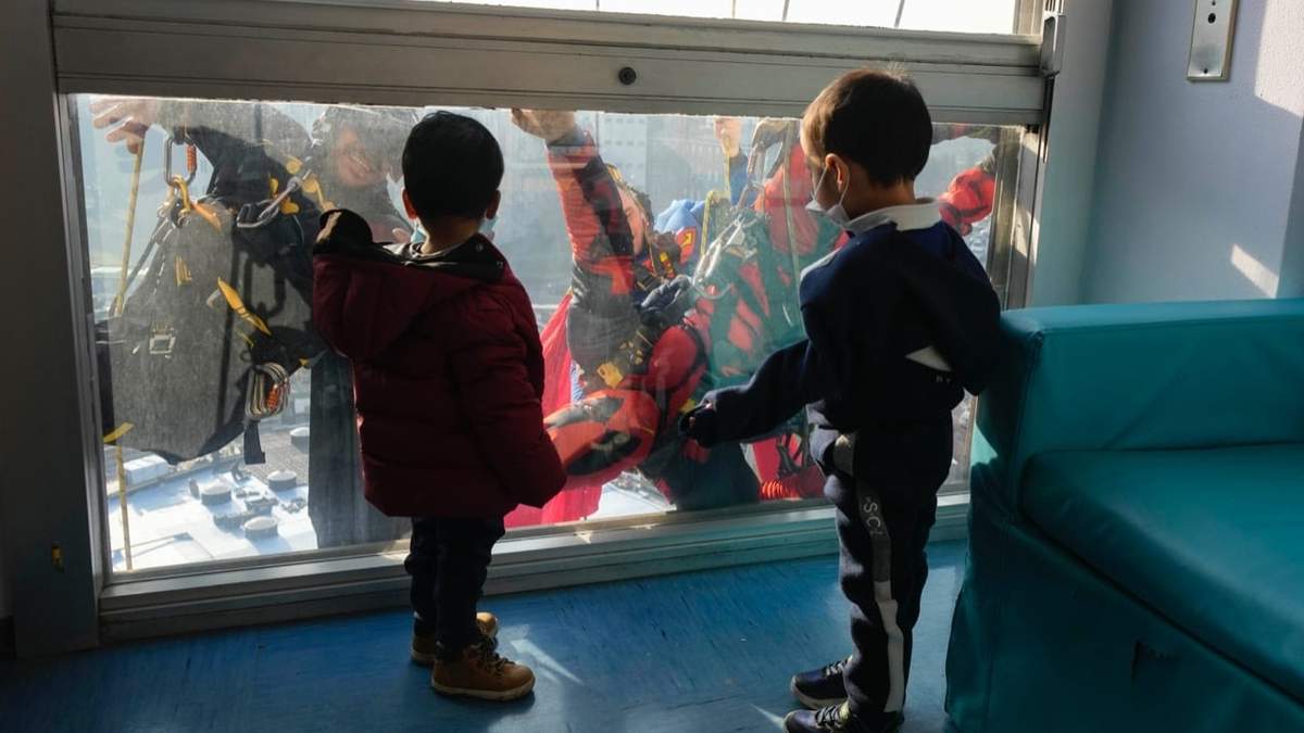 Acróbatas vestidos como superhéroes apoyan la campaña de vacunación en Milán