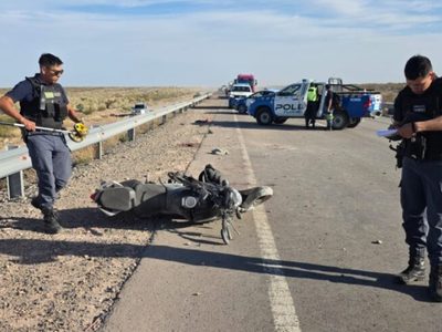 Incidente en Neuquén: una pareja herida tras volcar con su moto en la Ruta del Petróleo
