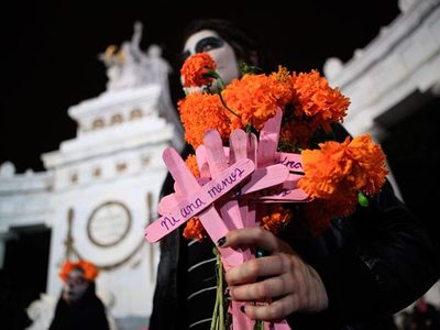 De catrinas, mujeres salen a las calles de la CDMX para exigir justicia por jóvenes asesinadas