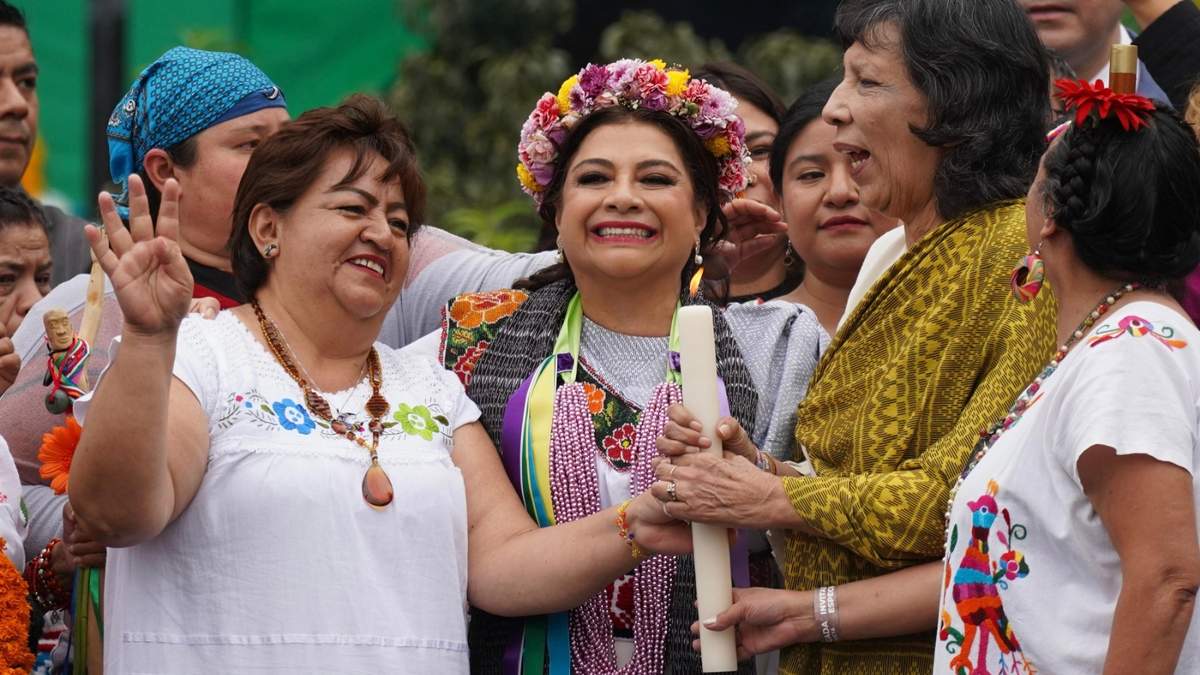 Clara Brugada recibe bastón de mando
