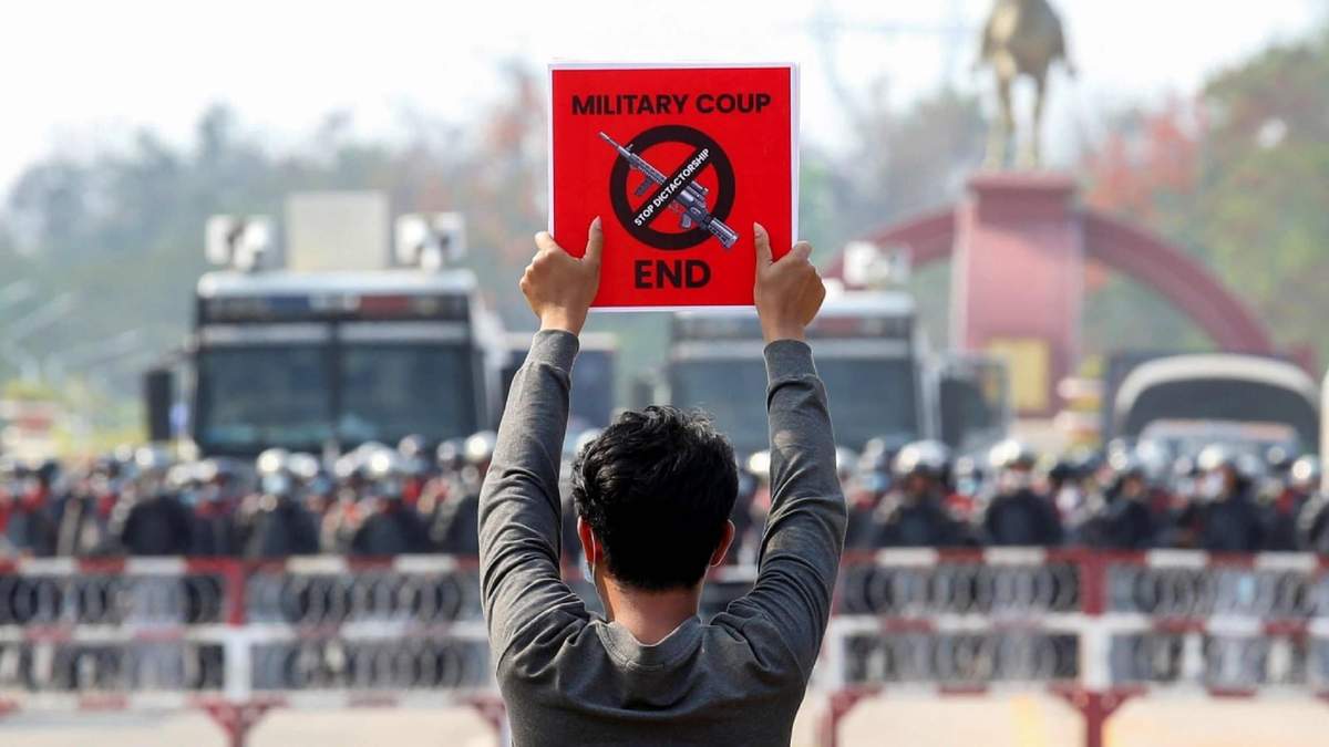 Los manifestantes pacíficos en Myanmar exigen el fin del alzamiento militar. Fuente: (Twitter)
