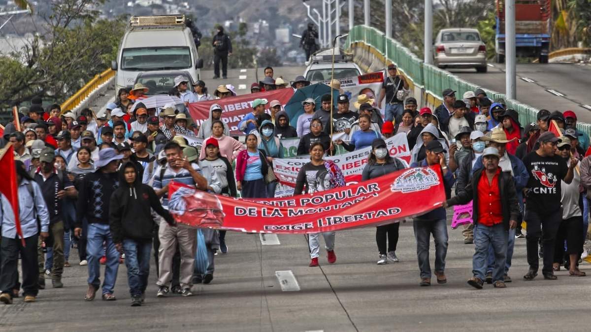 Integrantes del Frente Popular de la Montaña (FPM) marcharon en la Autopista del Sol en Chilpancingo para exigir la liberación inmediata al luchador social Ubaldo Segura