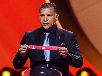 Prohíben abandonar Irán a la familia de una leyenda del fútbol