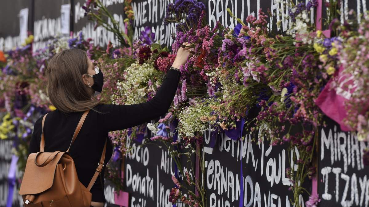 El presidente construyó un “muro de paz” y las mujeres evidenciaron la guerra en su contra, con nombres, con pintas, con flores