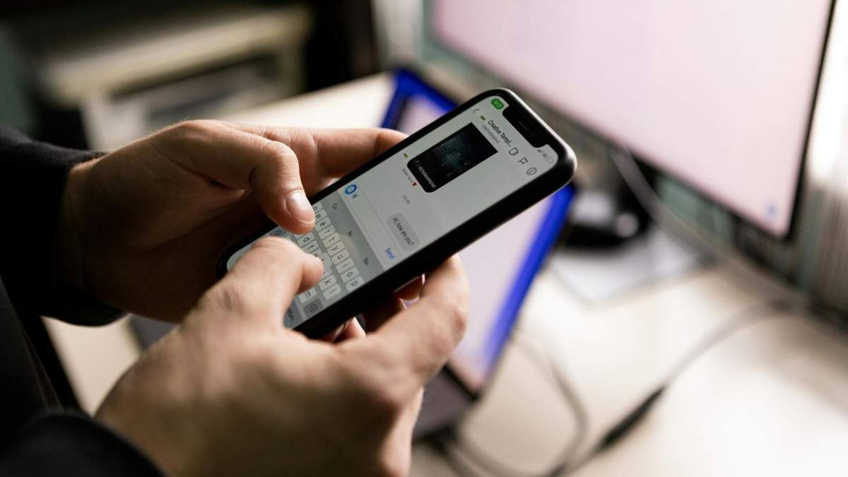 La configuración del código secreto permite ocultar por completo la carpeta de "Chats bloqueados" de la lista principal de conversaciones.