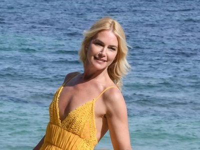 Referente de la moda a los 50 años: los trajes de baño y bikinis más icónicas de Valeria Mazza