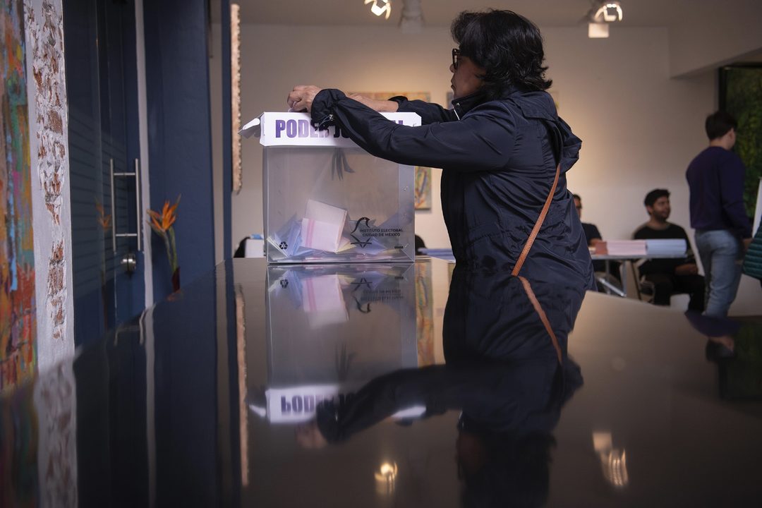 1 de junio. Una mujer deposita su voto en la urna durante la primera elección del Poder Judicial en México. Foto Miguel Dimayuga Meneses.