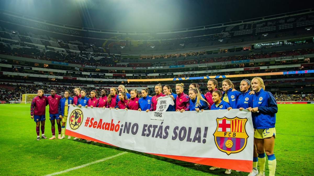 La manta de apoyo desde el centro de la cancha del Estadio Azteca
