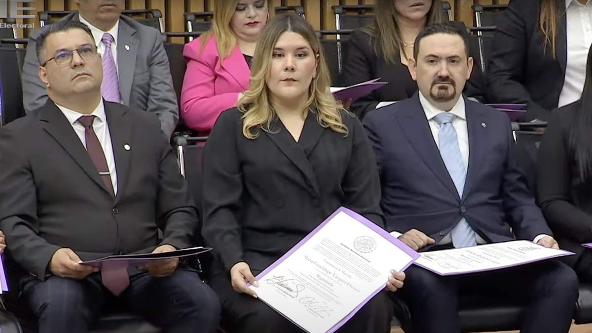 María Guadalupe Vázquez Orozco recibe su constancia de mayoría en la sesión