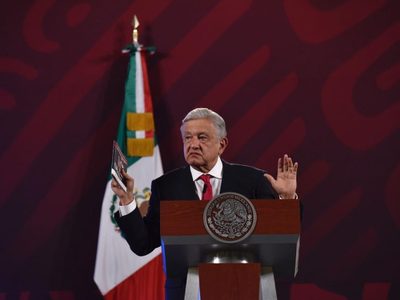 Tras suspensión del "Plan B", AMLO califica al ministro Laynez como "su alteza serenísima"