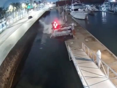 Conductor pierde el control, choca embarcaciones y cae al mar en Veracruz (Video)
