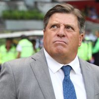 América cesa a Miguel Herrera por sus 'actitudes dentro de la cancha'