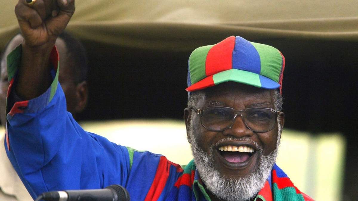 El presidente de Namibia y del partido en el gobierno, SWAPO, Sam Nujoma, habla durante un mitin electoral en Windhoek, Namibia, el 13 de noviembre de 2004