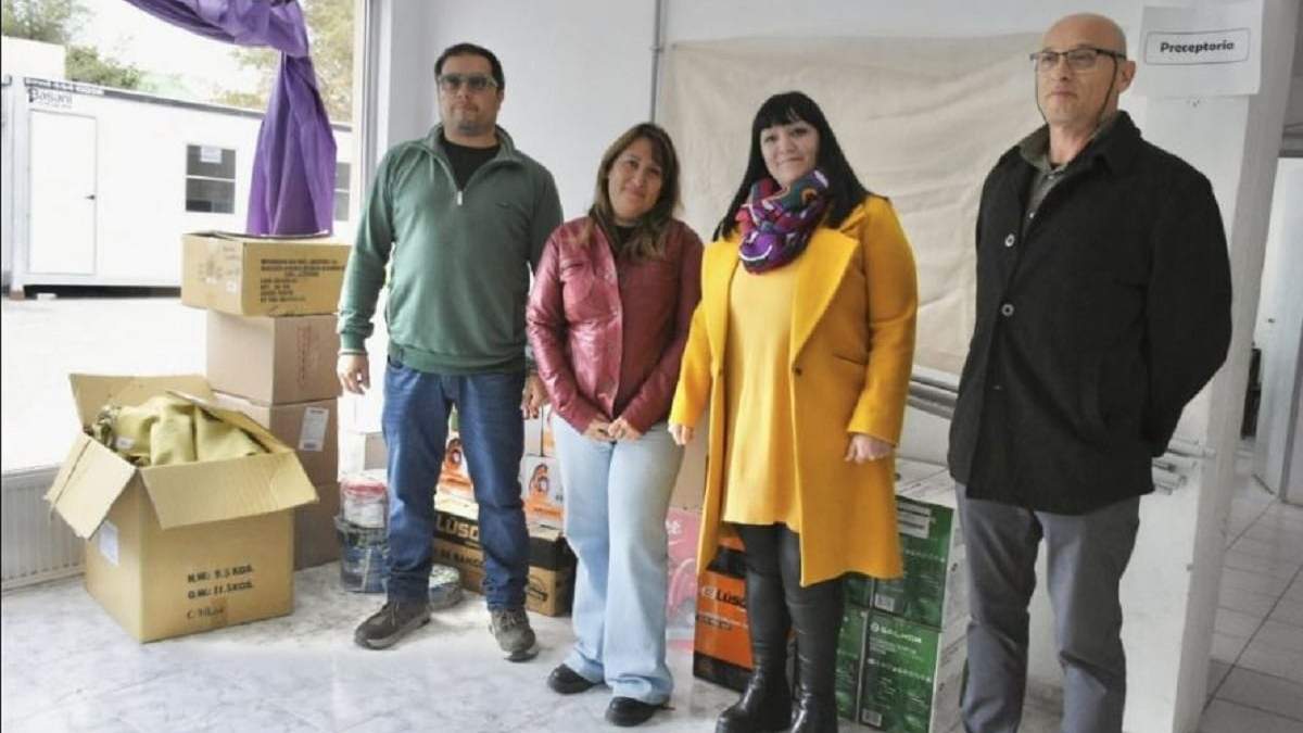 La ministra de Educación y directivos de la EPET N° 25 de Plottier en la entrega del equipamiento. Fuente: (Gobierno de Neuquén)