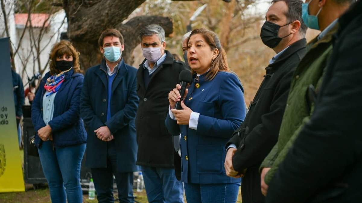 Arabela Carreras en el acto de apertura del riego en el dique Ballester. Fuente: (Twitter)