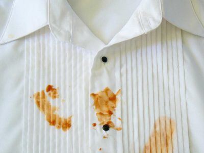 Sin desesperarte en el intento: el truco infalible para eliminar manchas de café en tu ropa