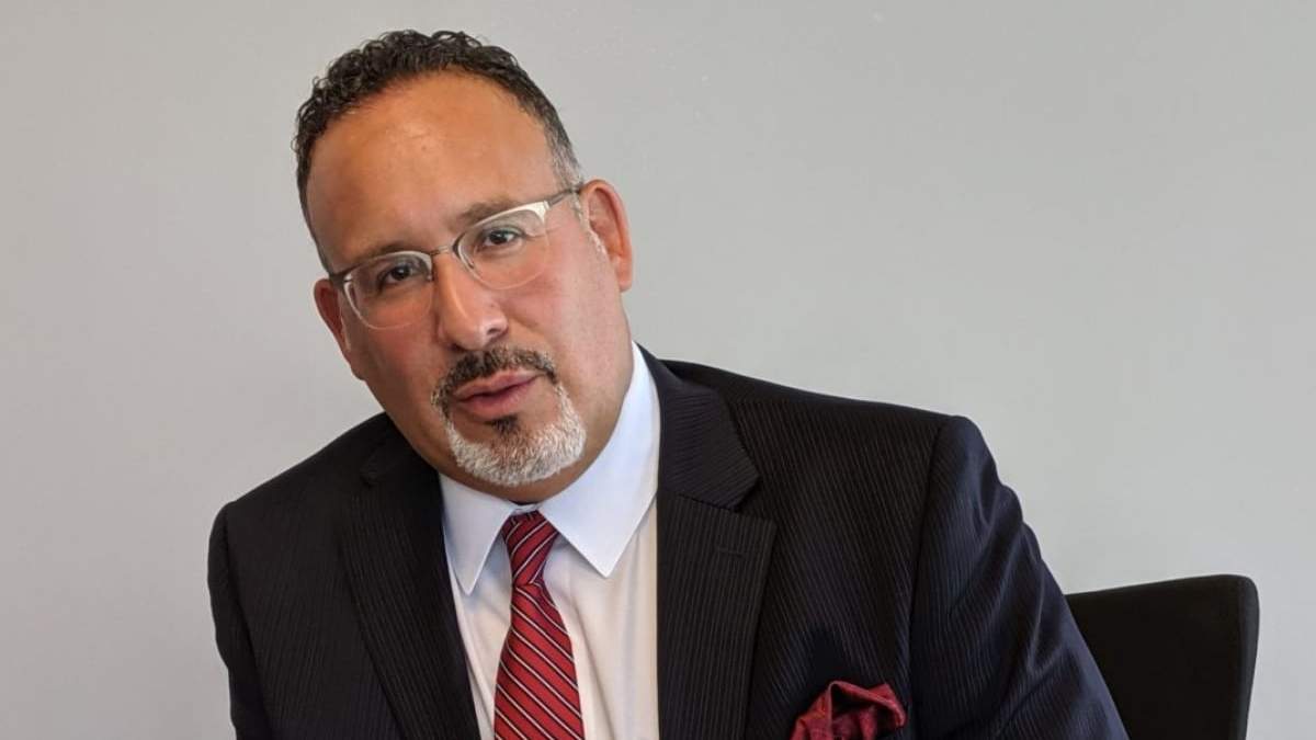 Miguel Cardona sería el titular de Educación con Joe Biden