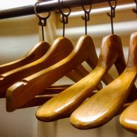 No tirés las perchas de madera rotas: mirá cómo podés reutilizarlas y crear el velador más fabuloso