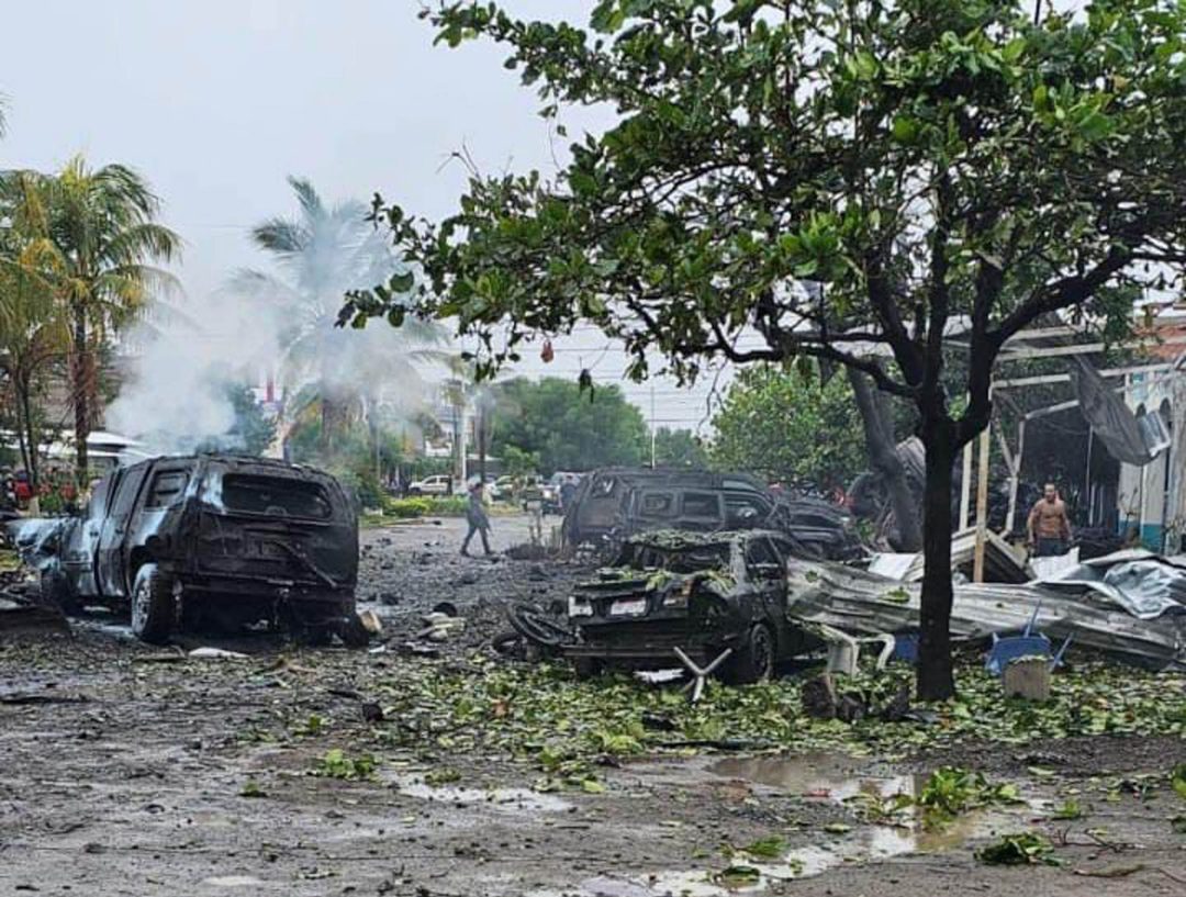 7 de diciembre. En el municipio de Coahuayana, Michoacán, un carro bomba estalló ante las instalaciones de la Policía Comunitaria. Hubo cinco personas muertas y 12 heridas. Foto Cuartoscuro.