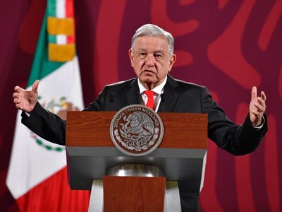 Tras rechazo del general Sandoval para explicar hackeo a Sedena, AMLO pide no darle "importancia"