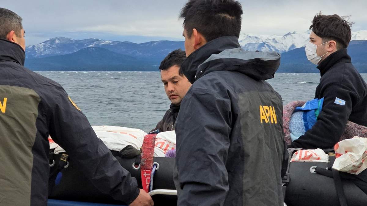 Hallaron con vida a uno de los esquiadores atrapados por una avalancha en Bariloche. Fuente: (X)