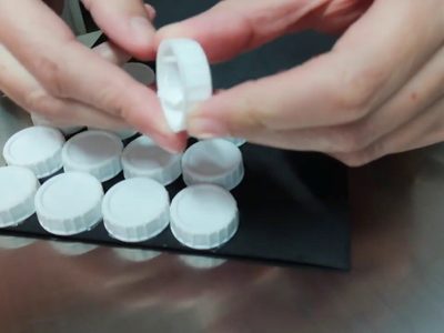No tires las tapas de los envases plásticos: creá estos fabulosos portavasos, súper cancheros