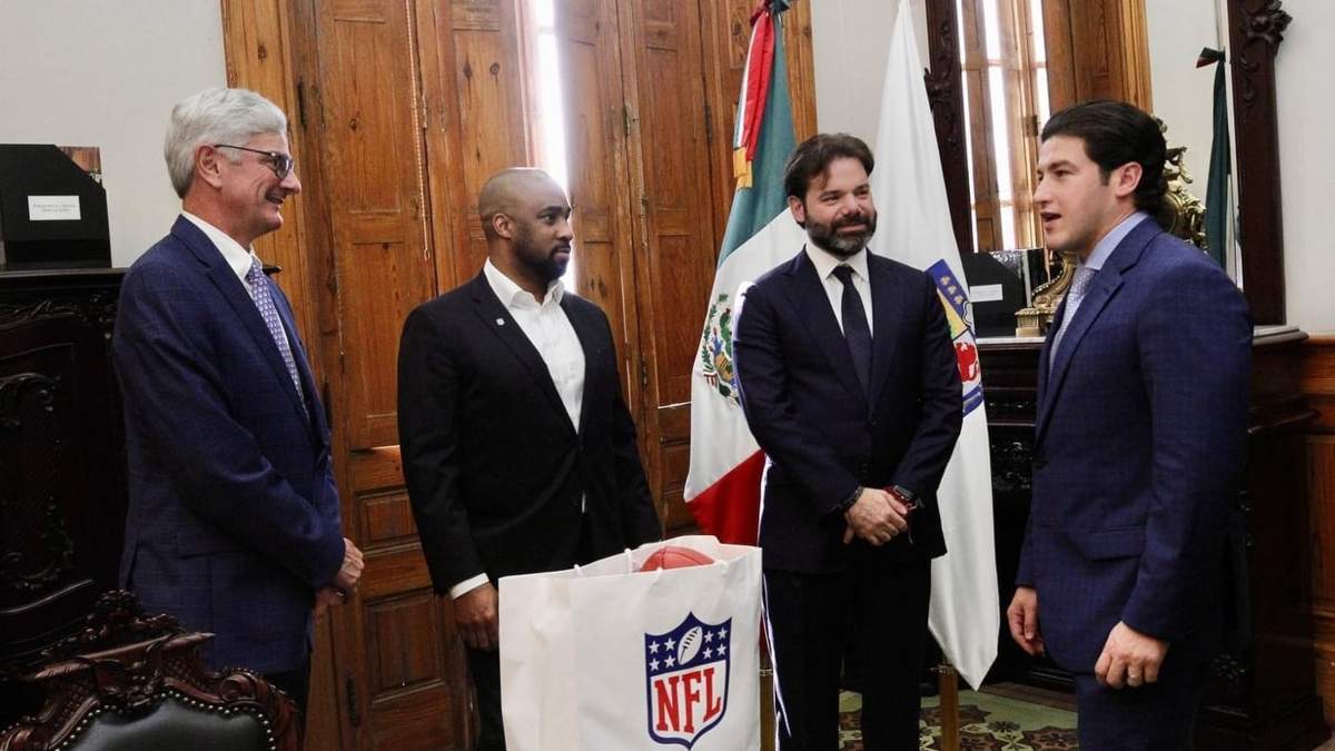 Samuel García con representantes de Tigres y la NFL