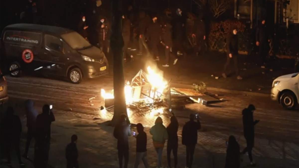 Varias personas graban los daños causados en Rotterdam