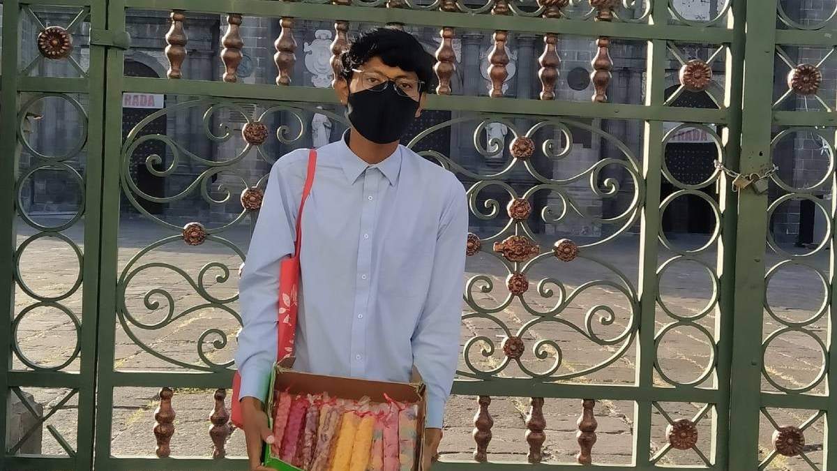 El joven estudiante vendía dulces frente a la Catedral de Puebla para financiar sus estudios