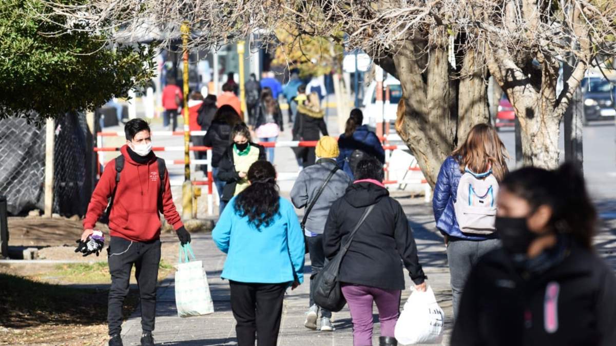 Gente circula por el centro de Neuquén Capital. Fuente: (Twitter)