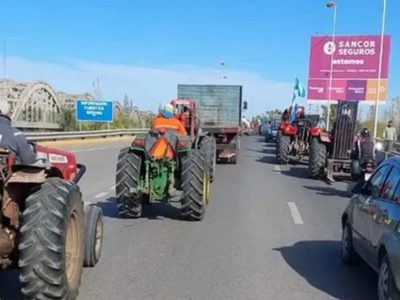 Productores realizaron un tractorazo en Río Negro